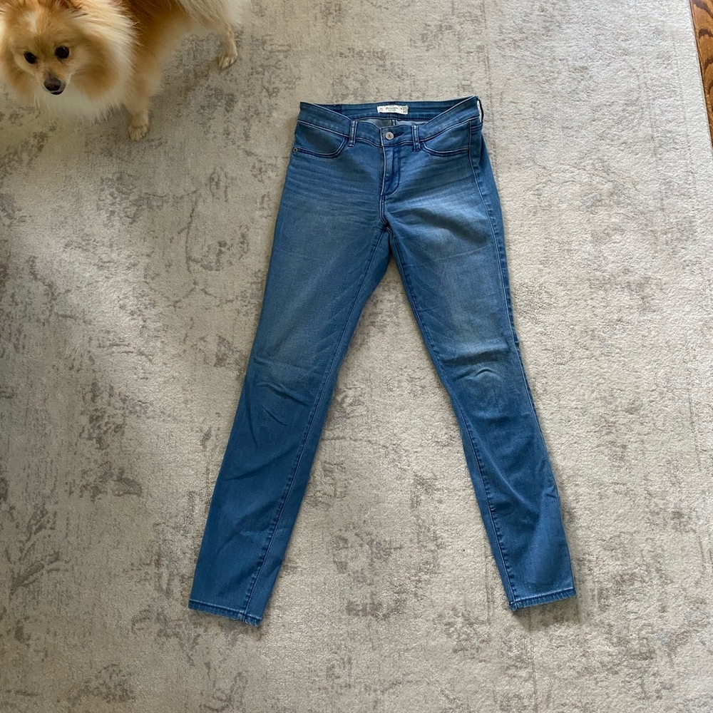 Light wash Abercrombie Jeans 👖👟